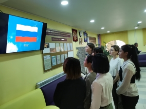 Мы поднимаем флаг своего государства! 